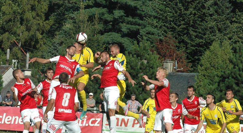 DOBRÁ PRÁCE. Varnsdorf (ve žlutém) doma porazil Pardubice 3:0.