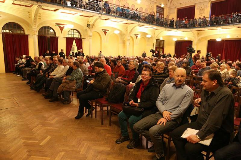 Střelnice je plná do posledního místečka, lidé jsou i na balkonu.