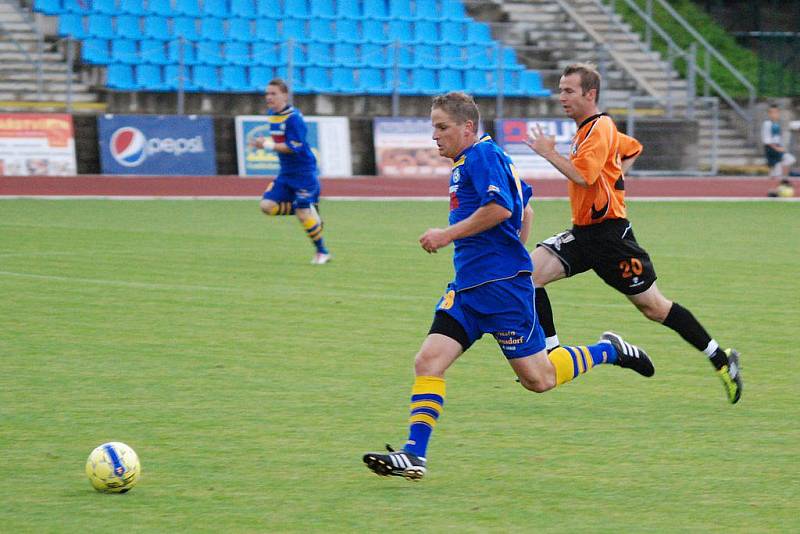 PRVNÍ PORÁŽKA JE NA SVĚTĚ. Varnsdorf (v modrém) podlehl Vlašimi 0:1.