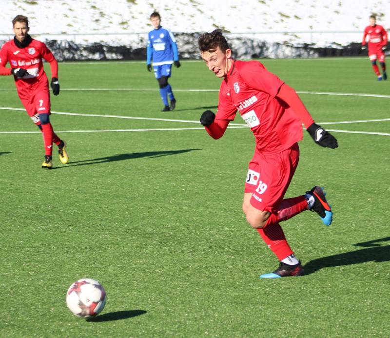 PŘÍPRAVA. Varnsdorf (v modrém) doma prohrál 1:2 proti Ústí nad Labem.