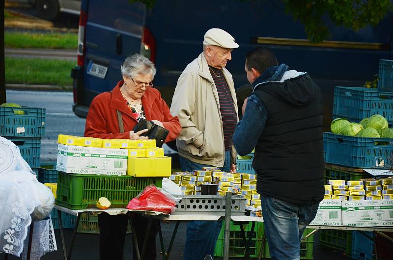 Prodej levného polského másla na trhu v centru Mostu.