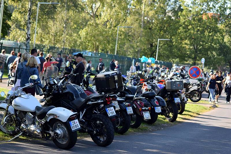 V sobotu se nejen na Mostecku uskutečnila spanilá jízda motorkářů UniRiders, která finančně pomohla třem těžce nemocným dětem.