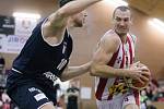 PORÁŽKA. Děčínští basketbalisté (tmavé dresy) prohráli v Pardubicích.