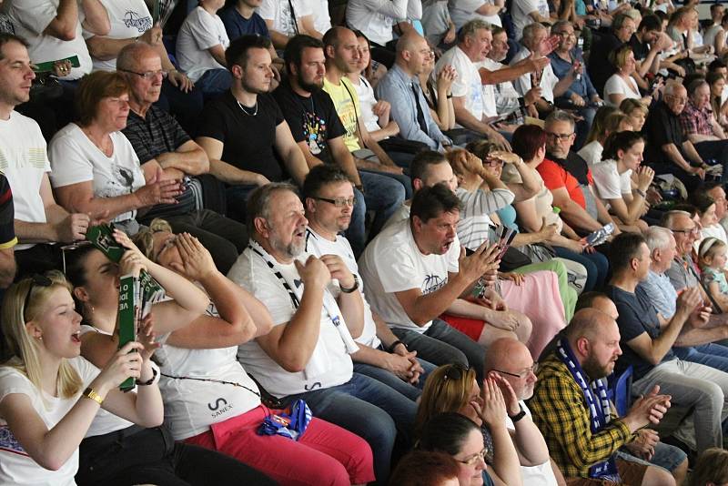 Basketbalové finále mezi Děčínem a Nymburkem.