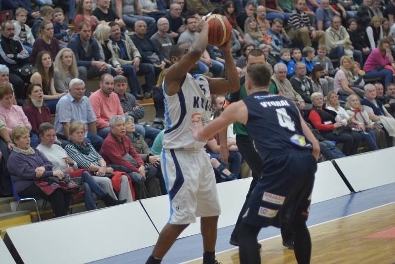 DĚČÍNŠTÍ BASKETBALISTÉ urvali vítězství v Kolíně až díky prodloužení.