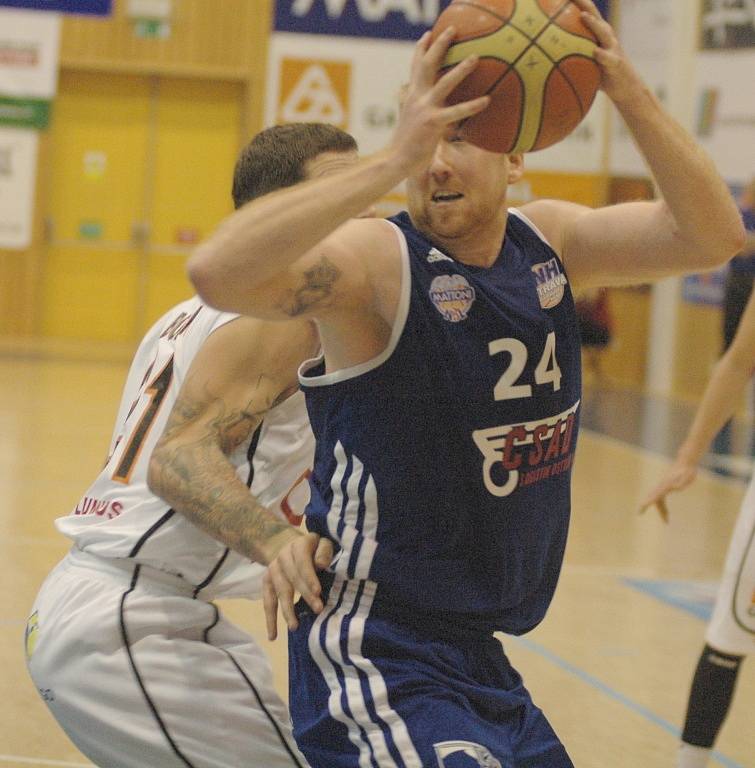 DĚČÍNŠTÍ VÁLEČNÍCI (v bílém) porazili na domácí palubovce Ostravu 87:73.