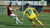 DOBRÁ PRÁCE. Varnsdorf (ve žlutém) doma porazil Pardubice 3:0.