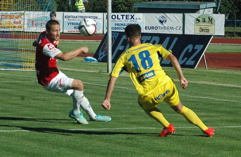 DOBRÁ PRÁCE. Varnsdorf (ve žlutém) doma porazil Pardubice 3:0.