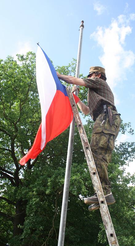 U zámečku na Pastýřskou stěnu v Děčíně vyvěsili dvě vlajky: vlajku Děčína a státní vlajku.