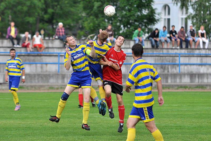 NAKLÁDAČKA. Rumburk (v pruhovaném) přejel 7:0 Soběchleby.