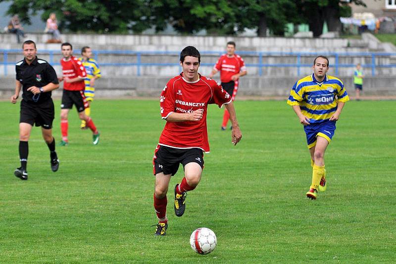 NAKLÁDAČKA. Rumburk (v pruhovaném) přejel 7:0 Soběchleby.