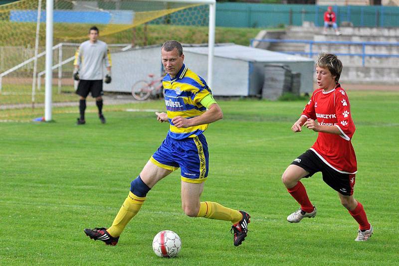 NAKLÁDAČKA. Rumburk (v pruhovaném) přejel 7:0 Soběchleby.