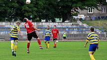 NAKLÁDAČKA. Rumburk (v pruhovaném) přejel 7:0 Soběchleby.