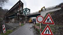 Nový most do Prostředního Žlebu prošel zatěžovací zkouškou.