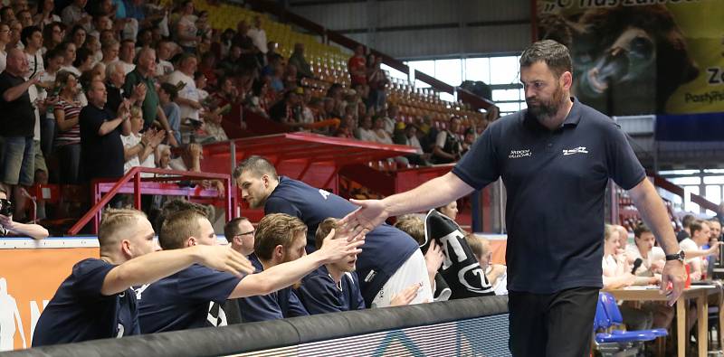 První finálové utkání basketbalové ligy se hrálo na děčínském zimním stadionu. Válečníci se utkali s Nymburkem.