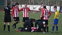 Fotbalisté Varnsdorfu (žlutomodré dresy) doma prohráli 1:3 se Žižkovem.