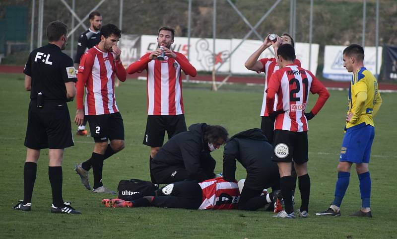 Fotbalisté Varnsdorfu (žlutomodré dresy) doma prohráli 1:3 se Žižkovem.