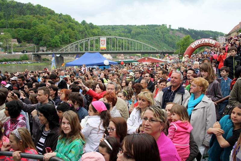Vrcholem sobotní části slavností byl Festival Labe s Ewou Farnou, Prague Conspiracy a Mig 21.