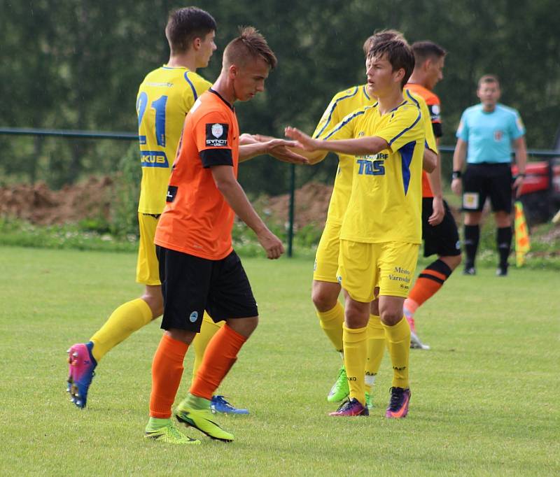 FOTBALISTÉ VARNSDORFU (ve žlutém) porazili juniorku Liberce 7:2. 