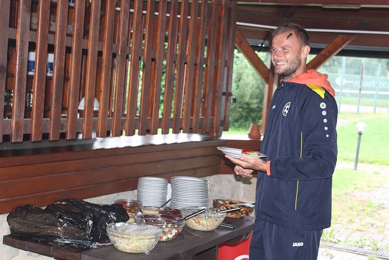 FOTBALISTÉ VARNSDORFU (ve žlutém) porazili juniorku Liberce 7:2. 