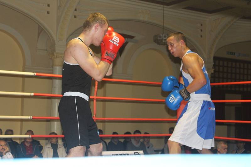 VÝHRA NAD TŘEBONÍ. K té přispěl i děčínský Baláž (v modrém), který ve váze 64 kg porazil Teplého z Třeboně.