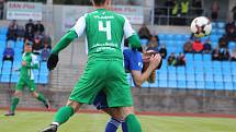 DALŠÍ PORÁŽKA. Fotbalisté Varnsdorfu (v modrém) doma prohráli s Vlašimí 0:2.