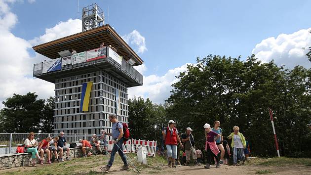 Nově otevřená rozhledna na vrchu Luž u Mařenic, která je umístěna na německé části vrcholu je v obležení českých i německých turistů.