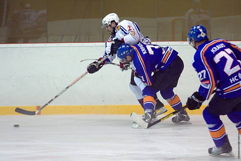 BEZ ŠANCE. Medvědi (v bílém) prohráli s HC Řisuty 2:6.