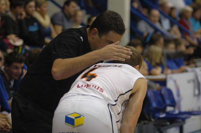 PARÁDA! Děčínští basketbalisté (v bílém) v prvním kole Matonni NBL doma porazili Pardubice 80:67.