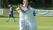 DERBY. Fotbalisté Modré (bílé dresy) doma porazili Junior Děčín 3:1.