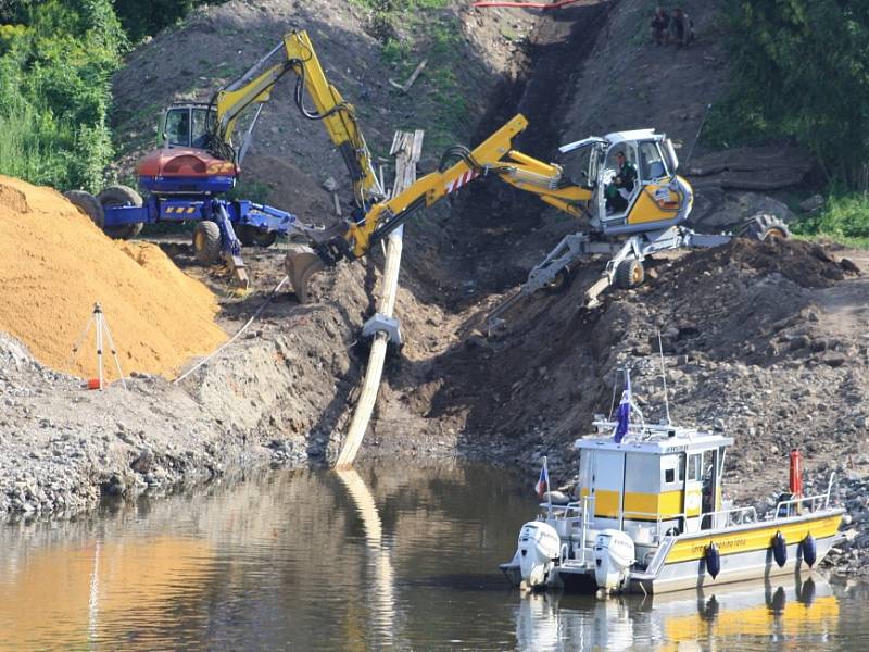 Celou šířku Labe museli překonat plynaři při stavbě nového plynovodu. 