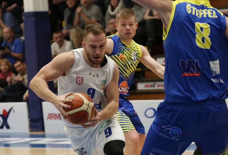 Basketbalový zápas mezi BK Děčín a Slunetou Ústí nad Labem