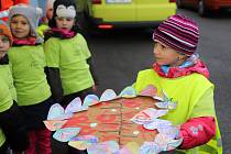 Děti ze školky Na Kopečku ve Varnsdorfu věnovaly záchranářům srdce.