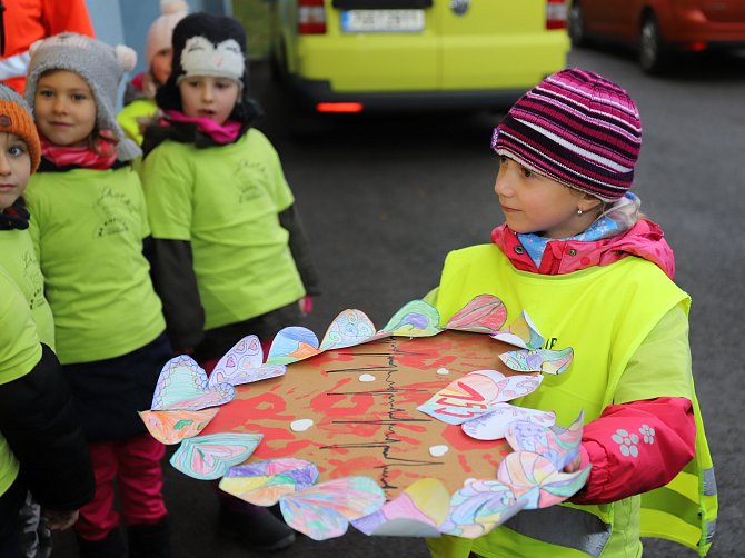 Děti ze školky Na Kopečku ve Varnsdorfu věnovaly záchranářům srdce.