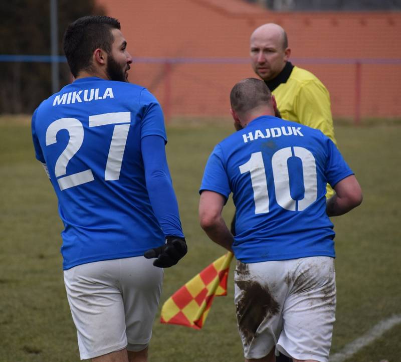 VÍTĚZSTVÍ. Fotbalisté Šluknova (v modrém) porazili Liběšice 4:1. Tři body věnovali nemocnému trenérovi Gallovi.