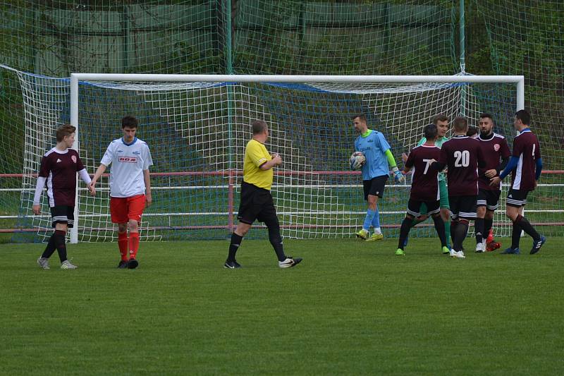 SMOLNÁ PORÁŽKA. Junior Děčín (v bílém) prohrál s Neštěmicemi 1:3.