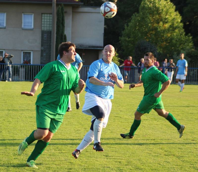 PRVNÍ BODY. Malšovice (modré dresy) doma v souboji dvou bezbodových týmů porazily Rybniště 3:1.