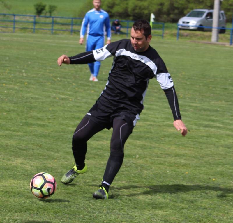 JASNÁ VÝHRA. Fotbalisté České Kamenice B (modrá) vyhráli 5:1 ve Františkově.