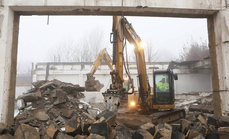 V Litoměřicích v  Jiříkových kasárnách začala a rychle pokračuje demolice objektu, na jehož místě bude zahájena stavba nového vědecko-výzkumného centra v rámci geotermálního projektu.