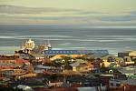 Pohled na průliv Magallanes přes střechy budov v Punta Arenas.