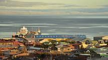 Pohled na průliv Magallanes přes střechy budov v Punta Arenas.