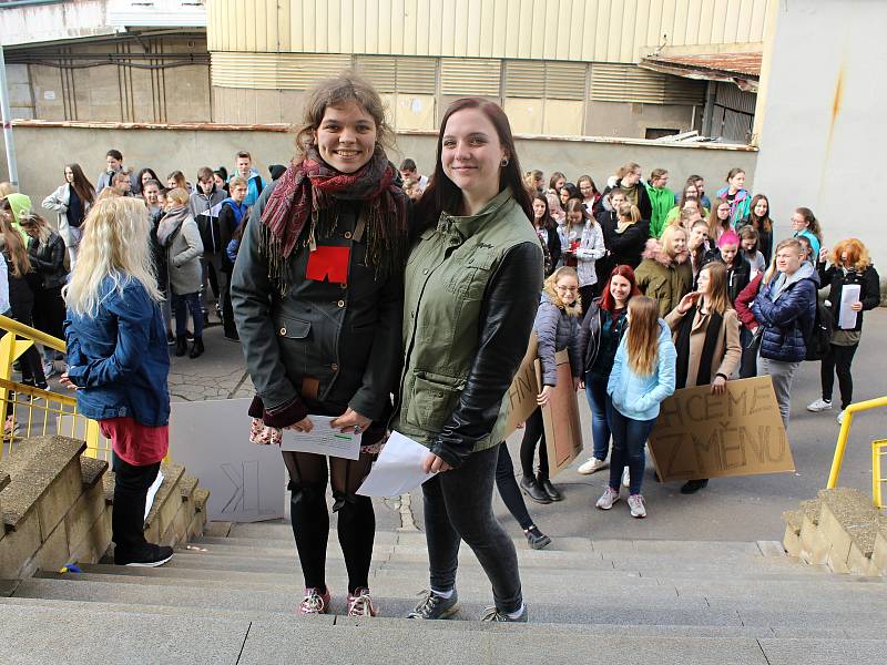 Demonstrace proběhla i před Střední zdravotnickou školou v Děčíně.