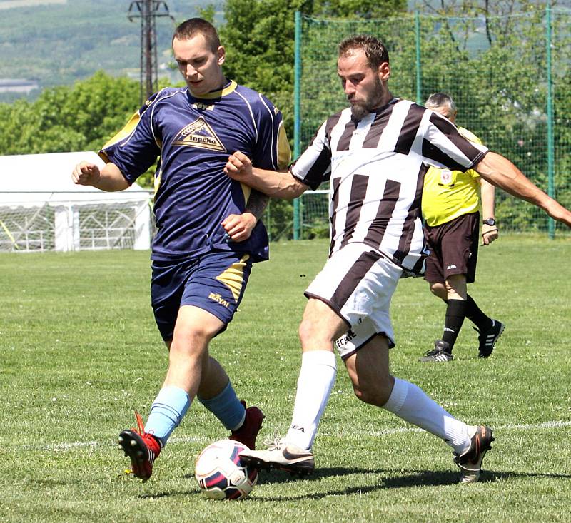 HORNÍ PODLUŽÍ (pruhované dresy) prohrálo v Hostovicích 0:5.