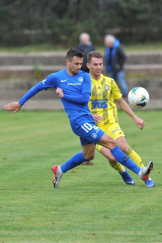 REMÍZA. Varnsdorf (ve žlutém) uhrál v přátelském utkání proti Liberci výsledek 0:0.