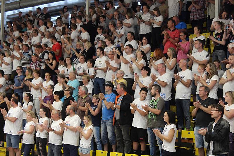 Basketbalové finále mezi Děčínem a Nymburkem.