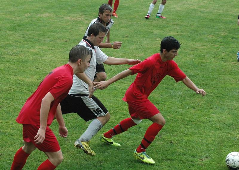 BŘEZINY (v červeném) jsou zatím stoprocentní. Tentokráte doma porazily 3:1 Verneřice.