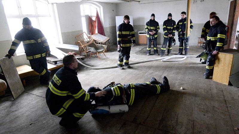 Pravidelné cvičení trávili varnsdorfští dobrovolní hasiči ve výcvikové továrně v centru města.
