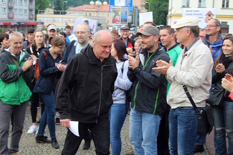 Demonstranty proti Andreji Babišovi přijel do Děčína podpořit Michael Kocáb.