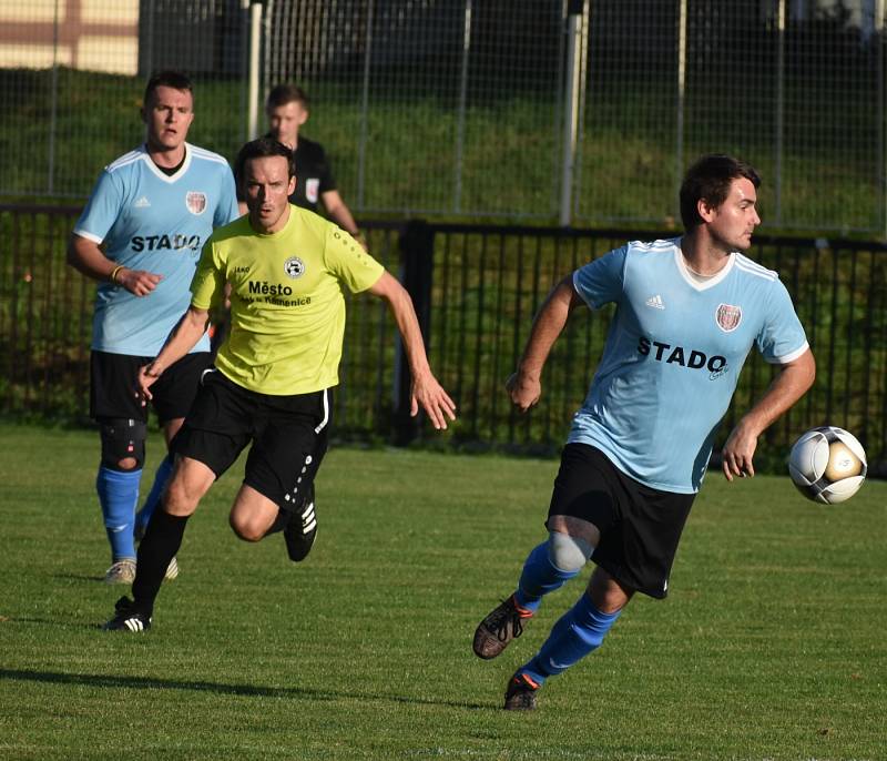 Union Děčín (modrá) doma nestačil na Českou Kamenici a prohrál 1:2.