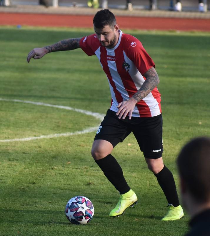 Fotbalisté Varnsdorfu (žlutomodré dresy) doma prohráli 1:3 se Žižkovem.